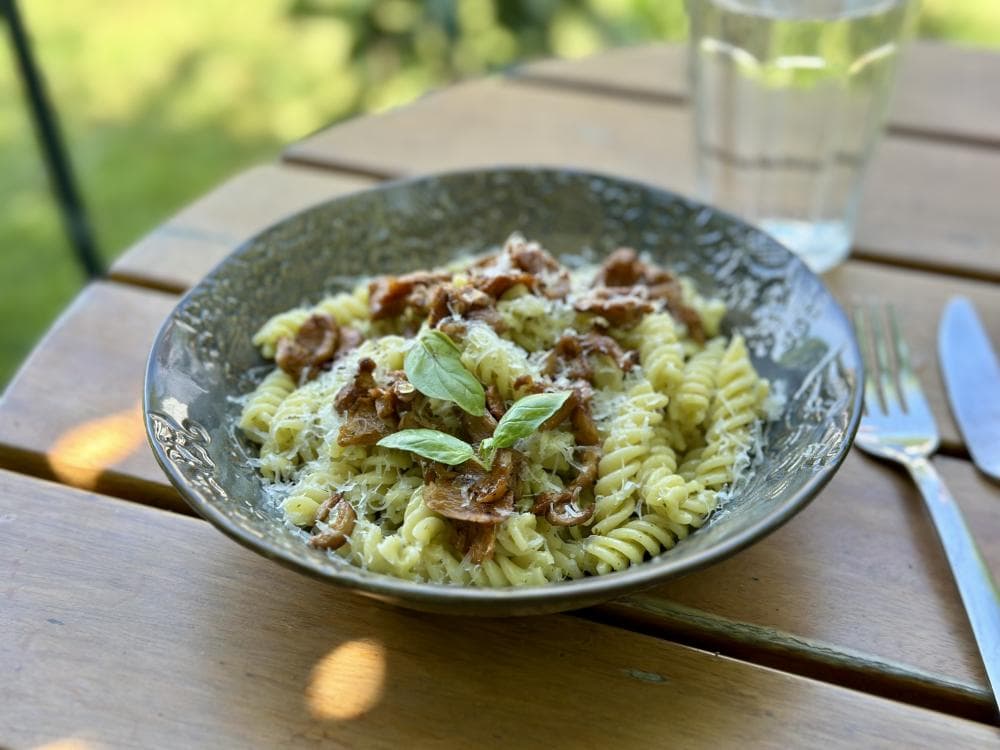 Pesto-pasta med smörstekta kantareller och parmesan