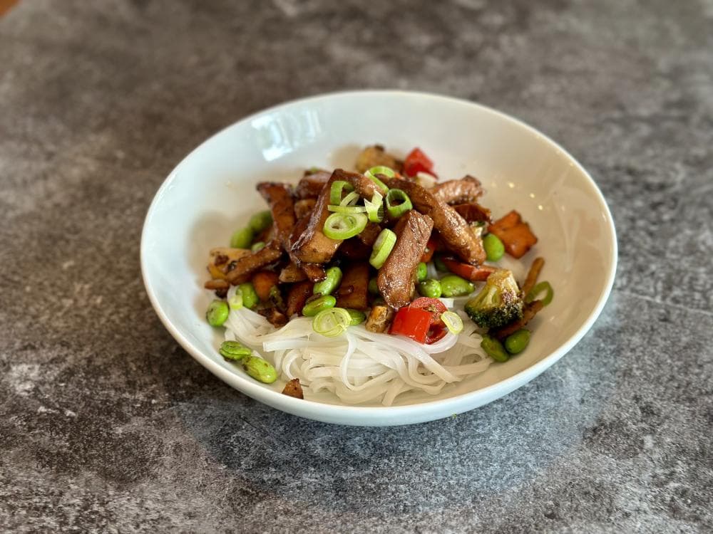 Wok med marinerat fläsk och risnudlar