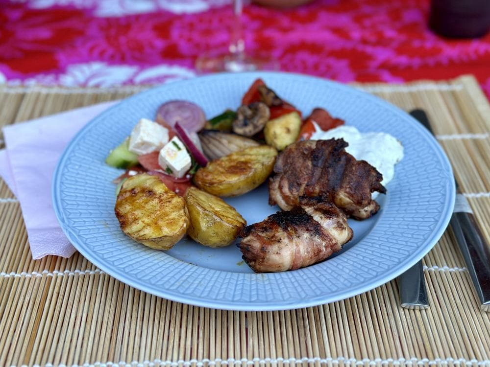 Baconlindad kycklinglårfilé med salvia, melonsallad med fetaost, ugnsbakad potatis