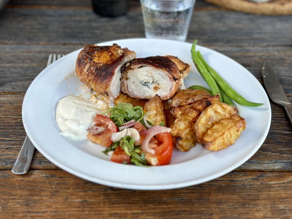 Baconlindad kycklingfilé med salvia och parmesan, klyftpotatis & dijoncreme