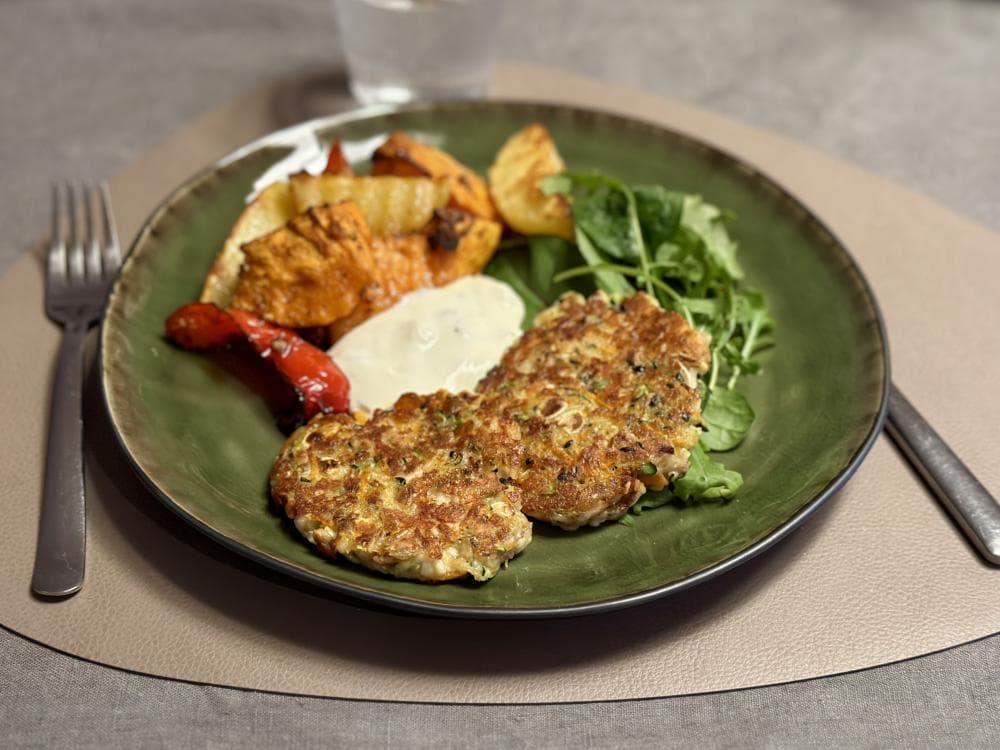 Zucchini-biffar med ugnsrostade rotfrukter, myntayoghurt & sallad