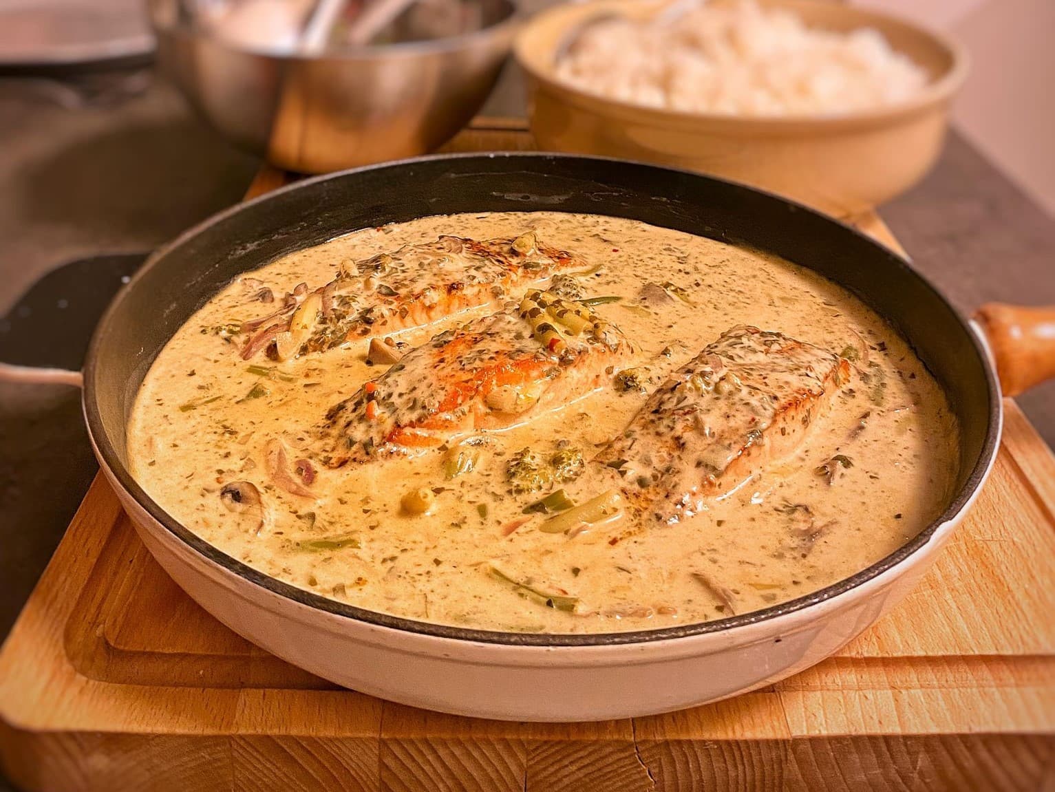 Stekt lax med grön curry & kokosmjölk
