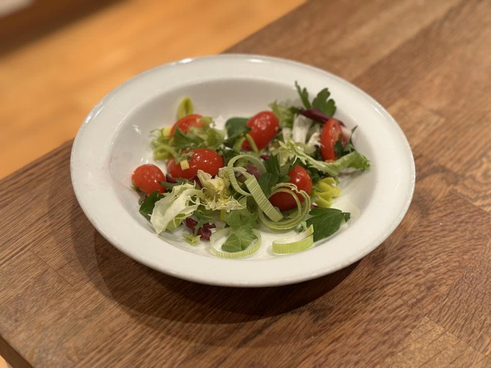 Grönsallad med purjolök och tomat