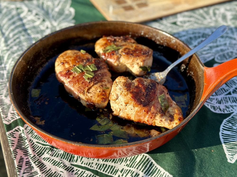 Baconlindad kycklingfilé med parmesan & salvia